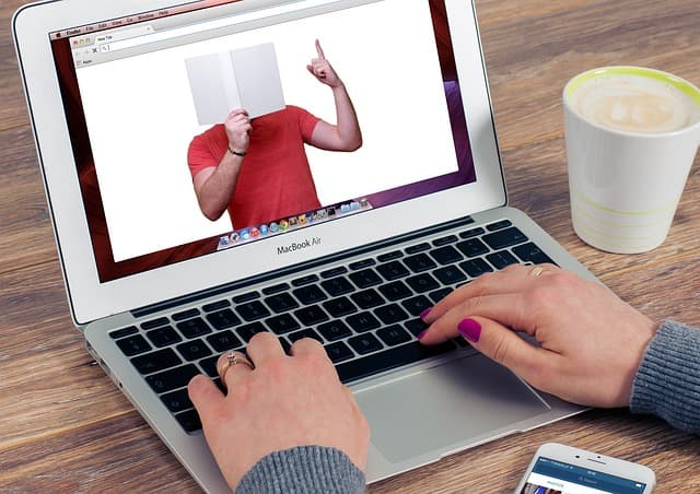 What is the advantage of online interpreter courses and how to attract clients?